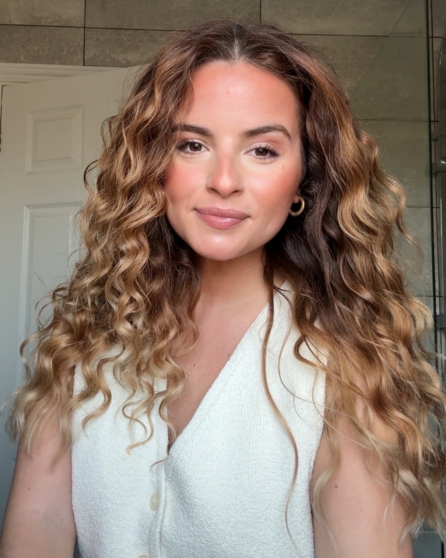 4. Ombre Brünette mit strukturierten Wellen (unordentliches lockiges Haar)