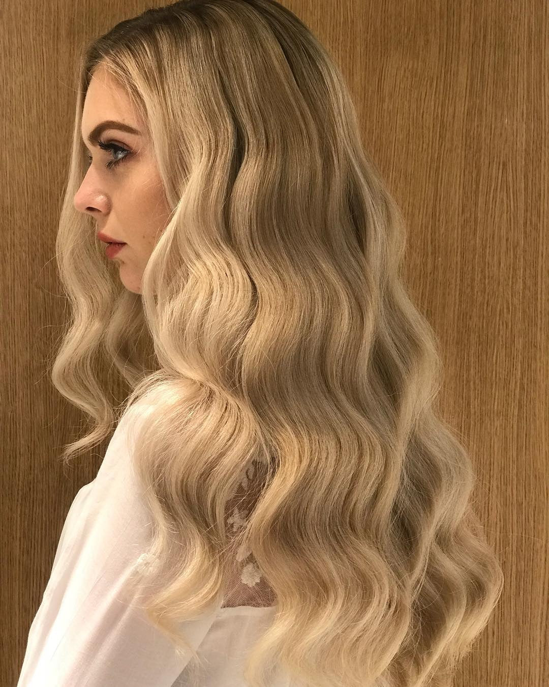 4. Pale beige weiche Wellen (lange Wellenfrisuren)