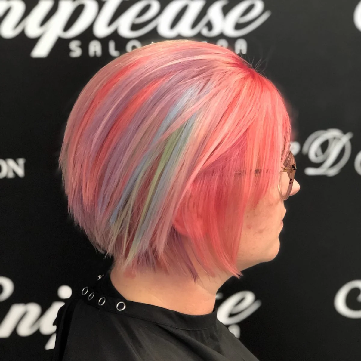 4. Pastellfarbener mehrfarbiger asymmetrischer Bob (asymmetrische Bob-Frisuren)