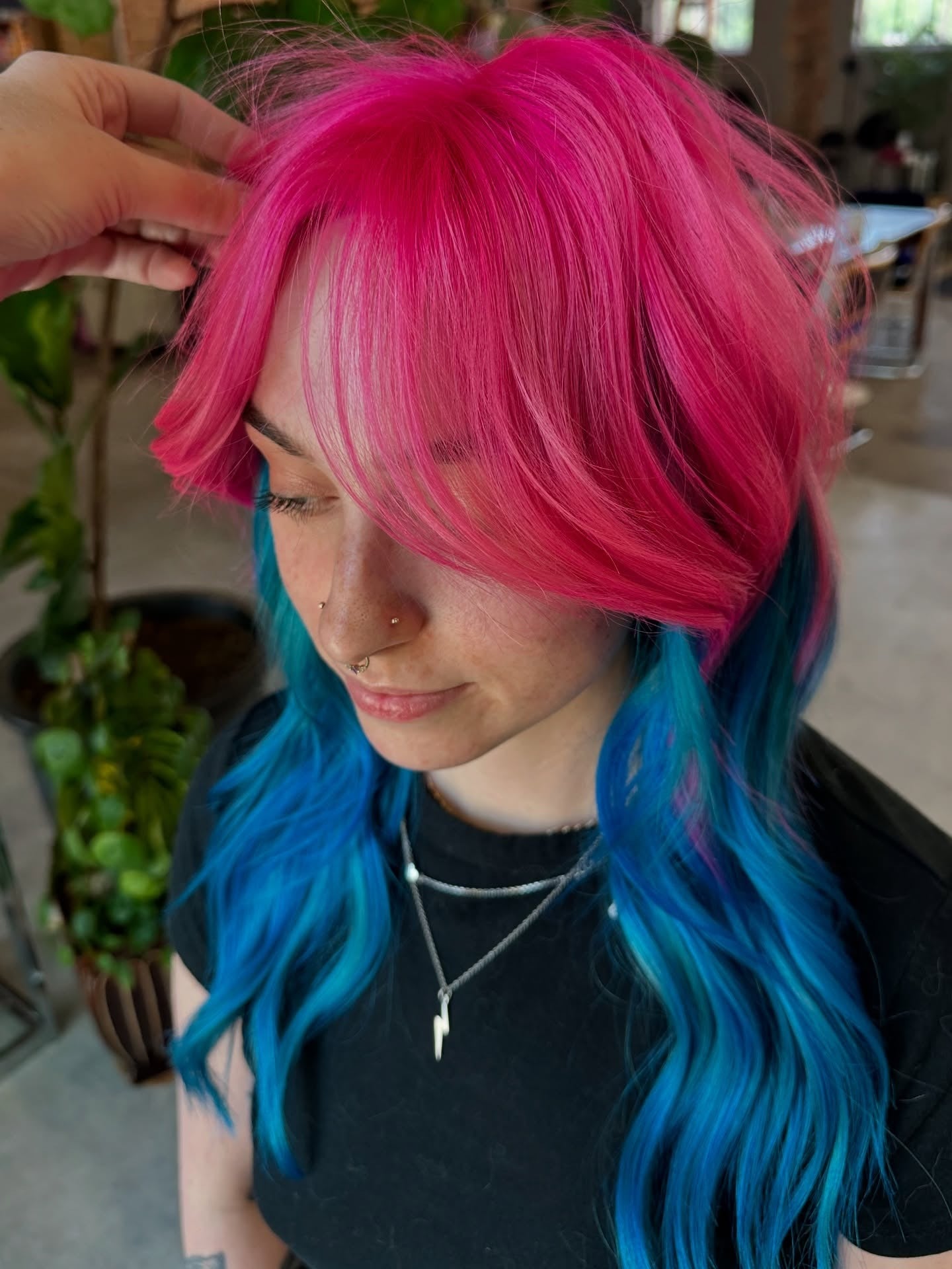 4. Pink- und Aqua -Kontrast (lebendige Haarfarbe)