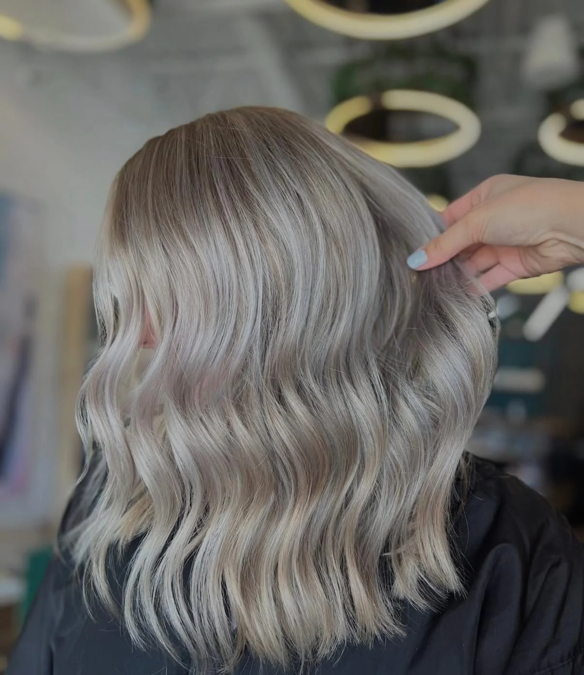 4. Platin-Aschblonde Wellen mit Schattenwurzel (Aschblonde Haarfarbe)