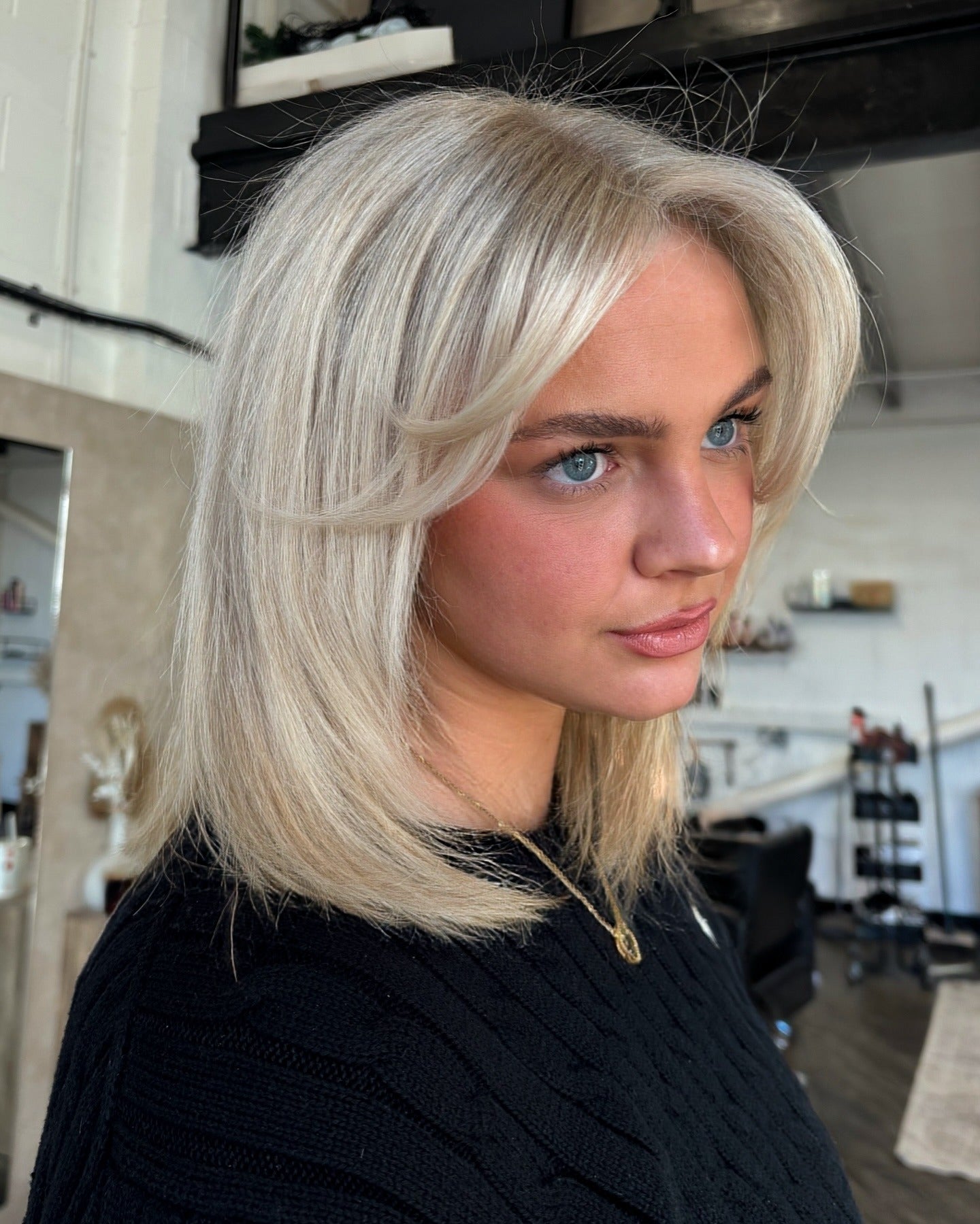 4. Platinum Cream Lob mit gesichtsrahmenden Schichten (schulterlanger Lob)