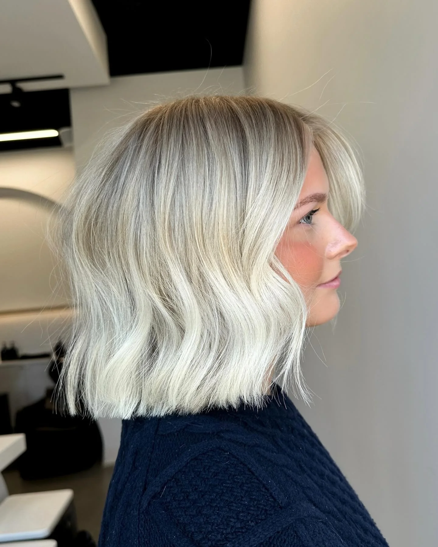 4. Cremiger blonder Platin-Bob (unordentlicher Haarschnitt für Frauen)