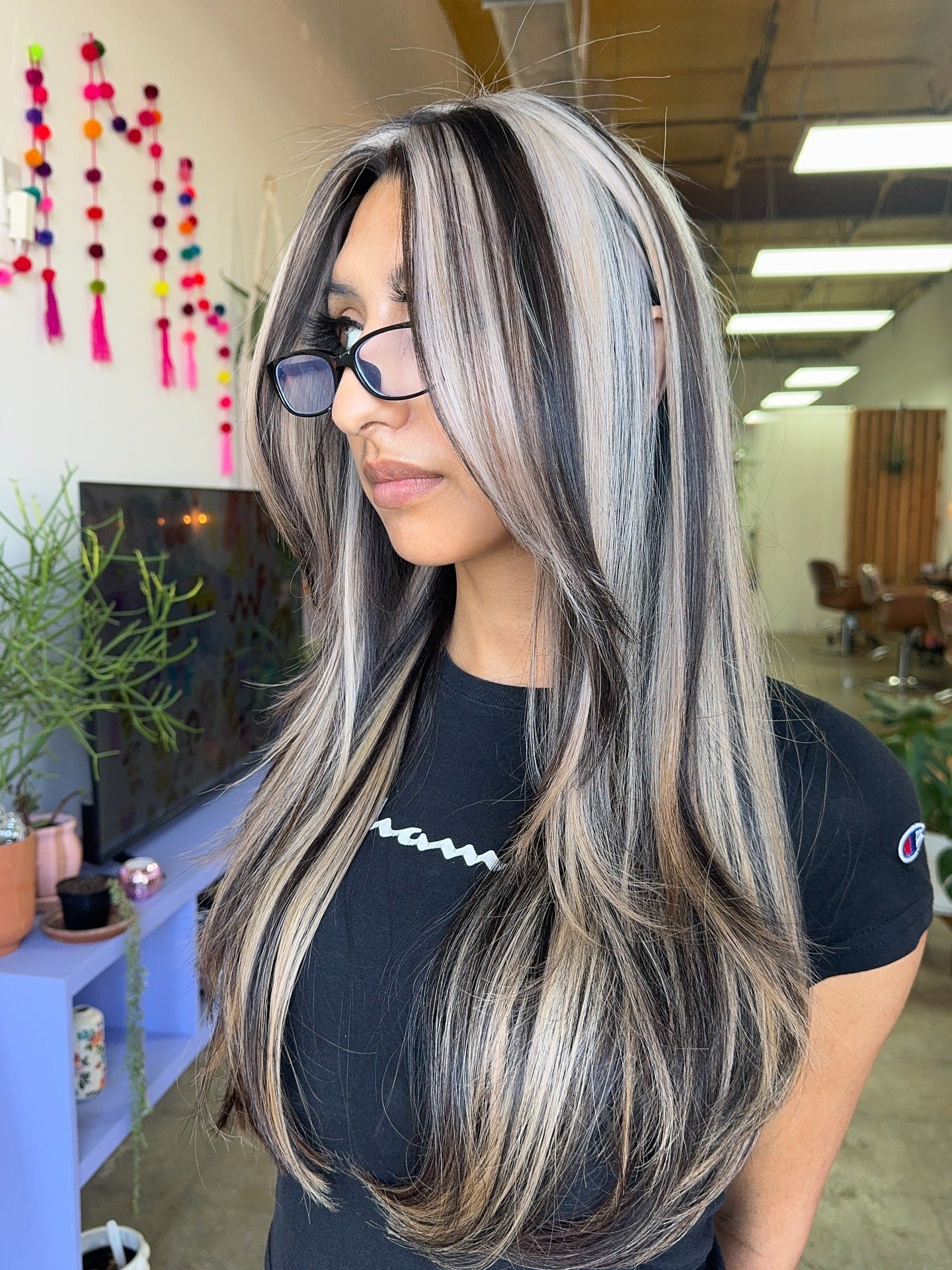 4. Platin- und aschbraune Geldschichten (Haarfarbe mit Highlights)