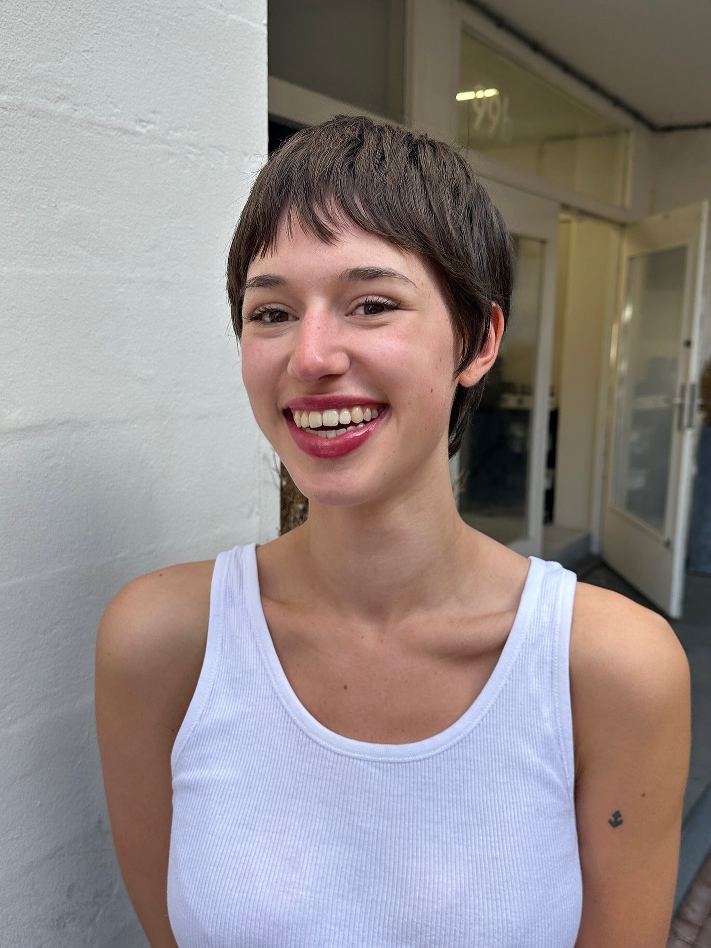 4. Verspielter brünetter Pixie mit dezenten Stufen (Pixie-Haarschnitte)