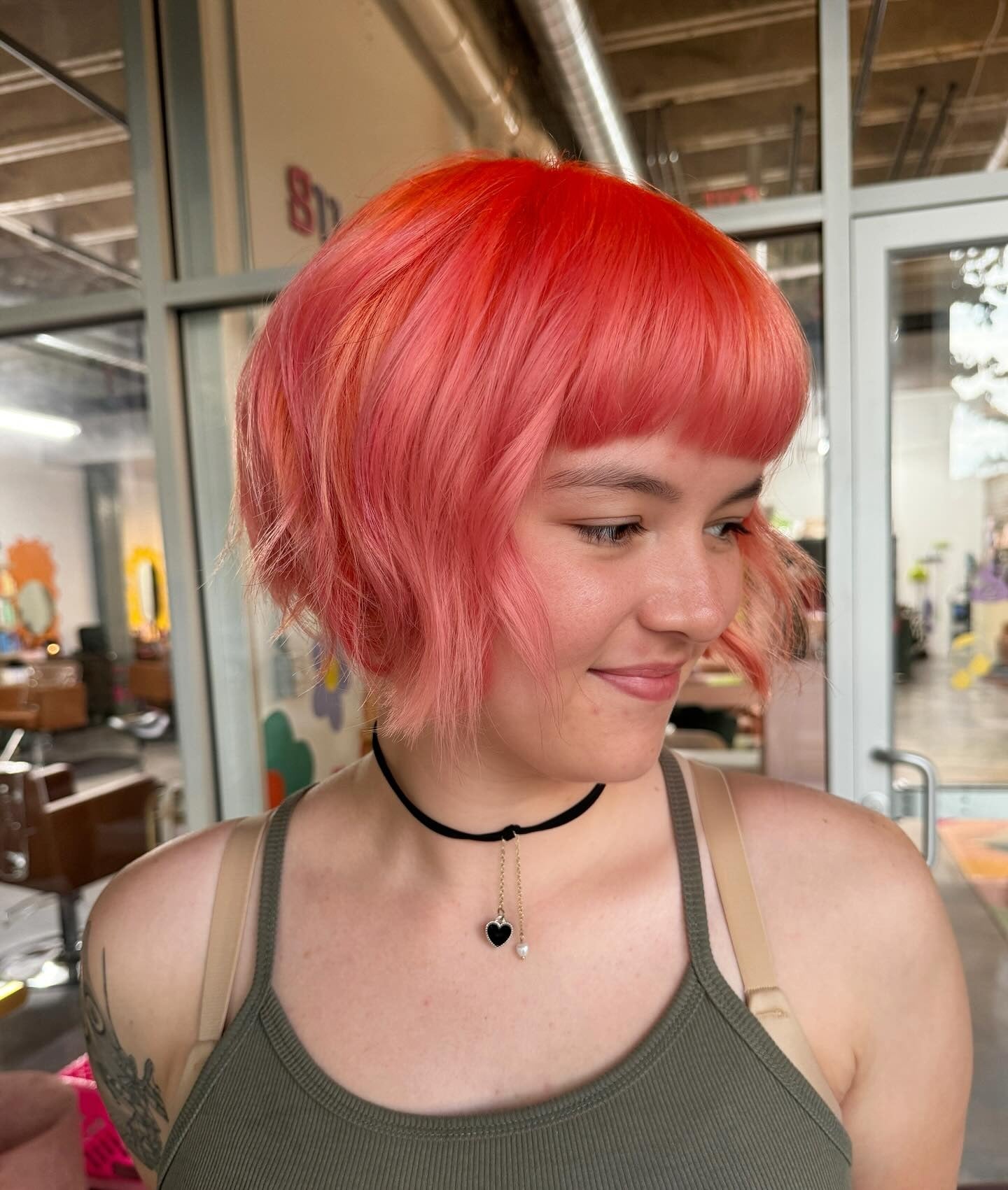 4. Verspielter Pfirsich -Shaggy Bob mit Micro Fringe (Bob Frisuren mit Pony)