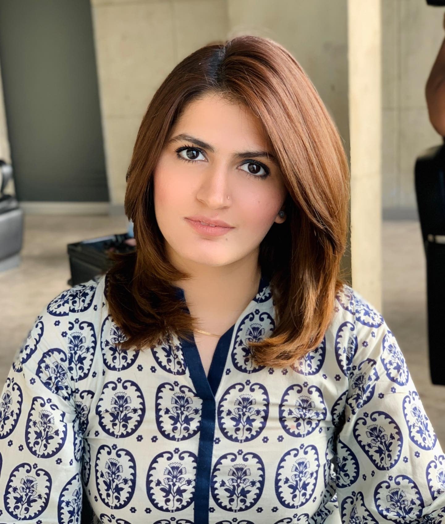 4. Polierte Kupferkastanienschichten (schulterlange Haare)