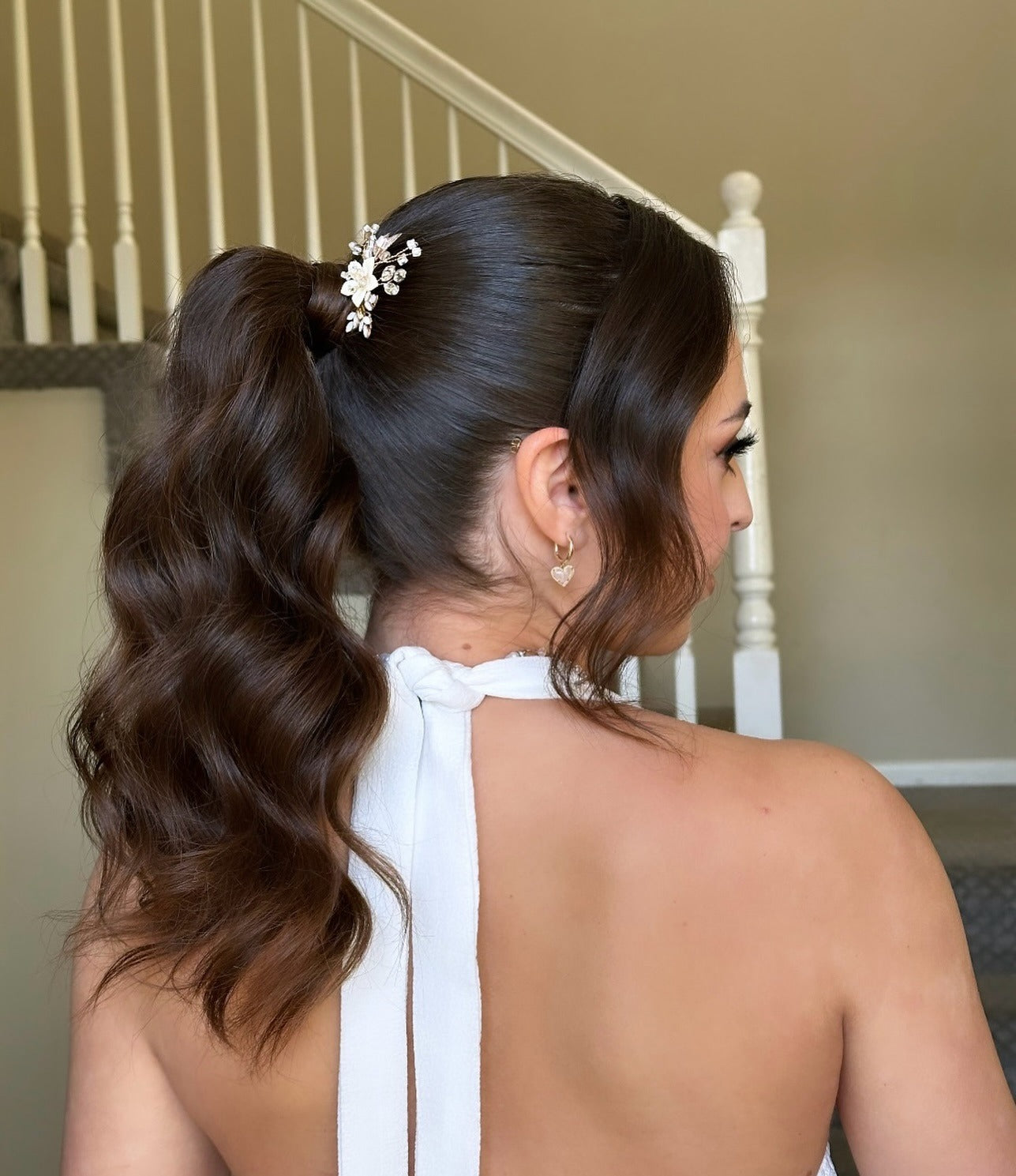 4. Polierter Pferdeschwanz mit dekorativem Clip (elegante Frisuren)