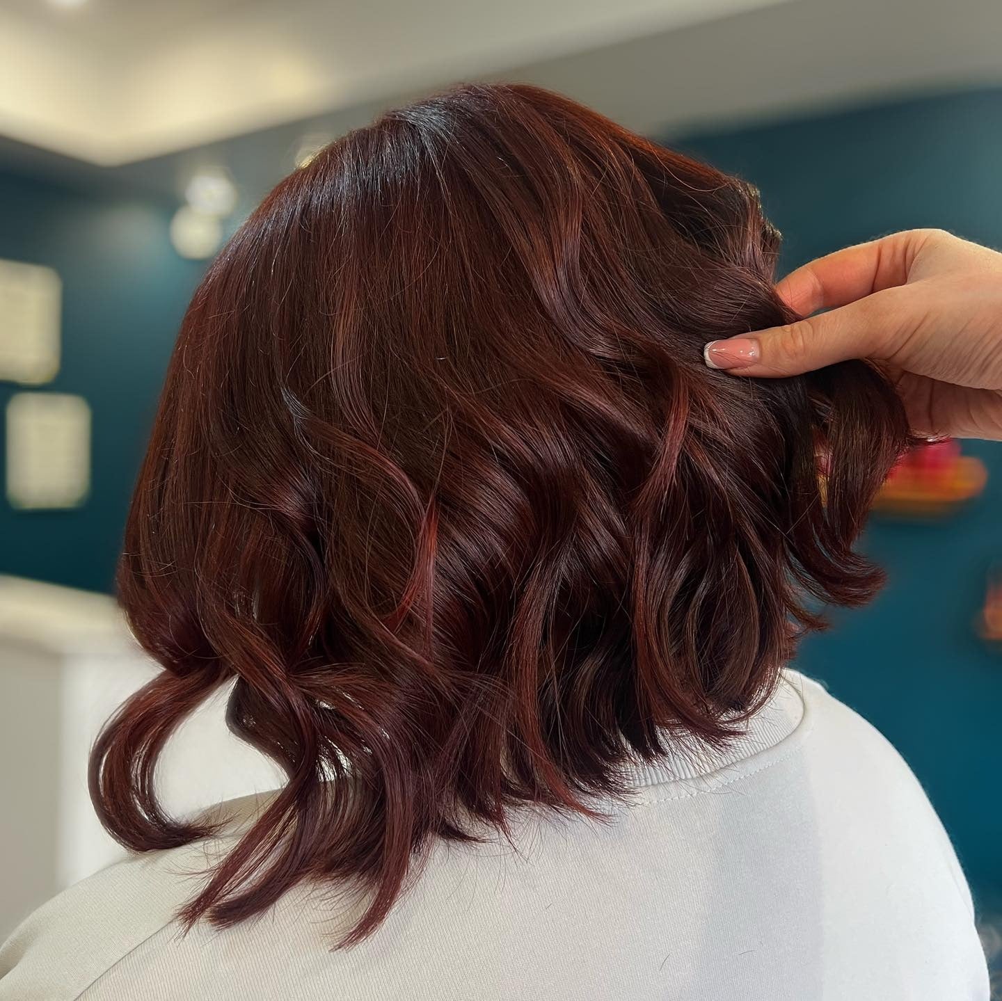 4. Reiche Mahagoni -Wellen (kurze wellige Frisuren)