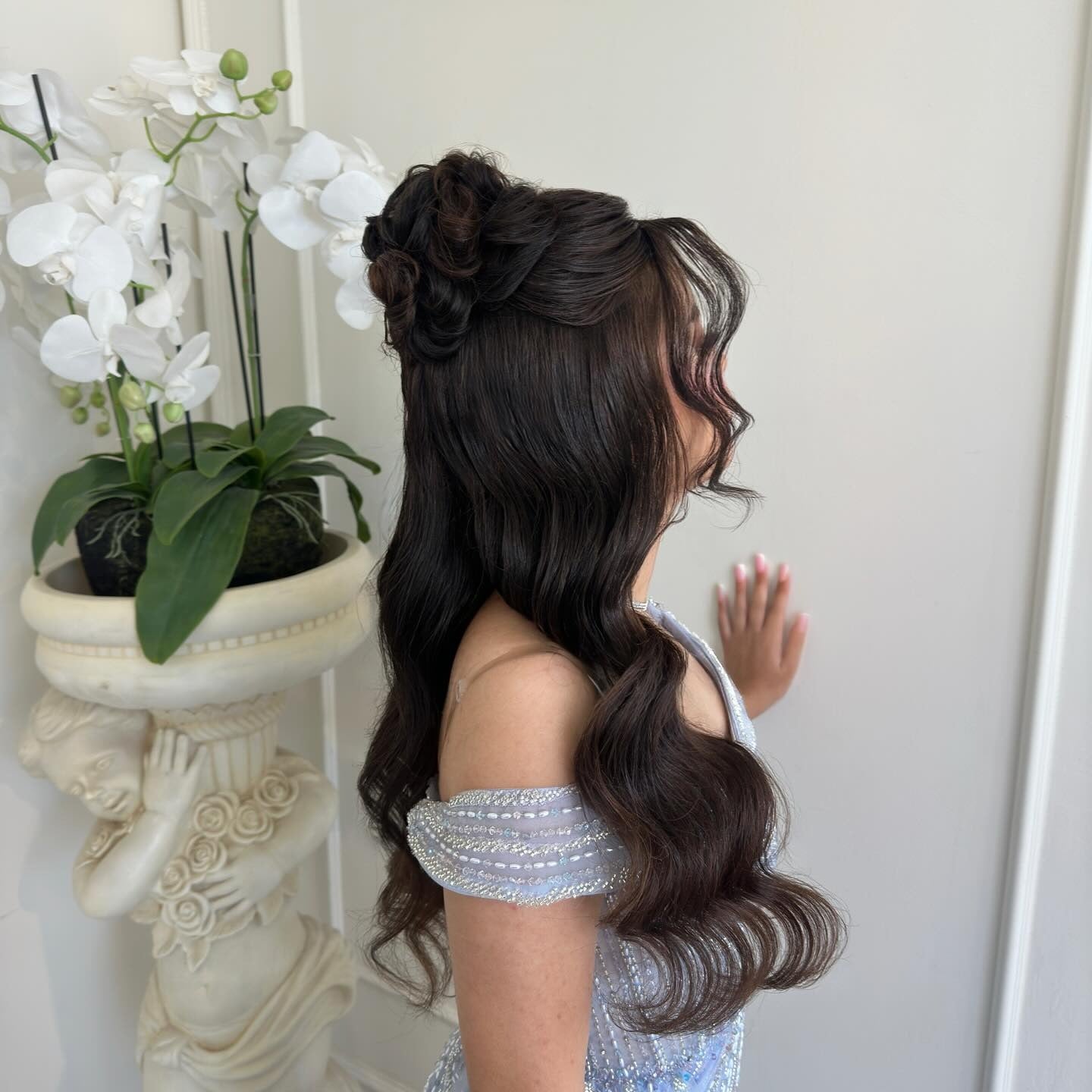 4. Romantische Halb-up mit verdrehtem Brötchendetail (Brautfrisuren)