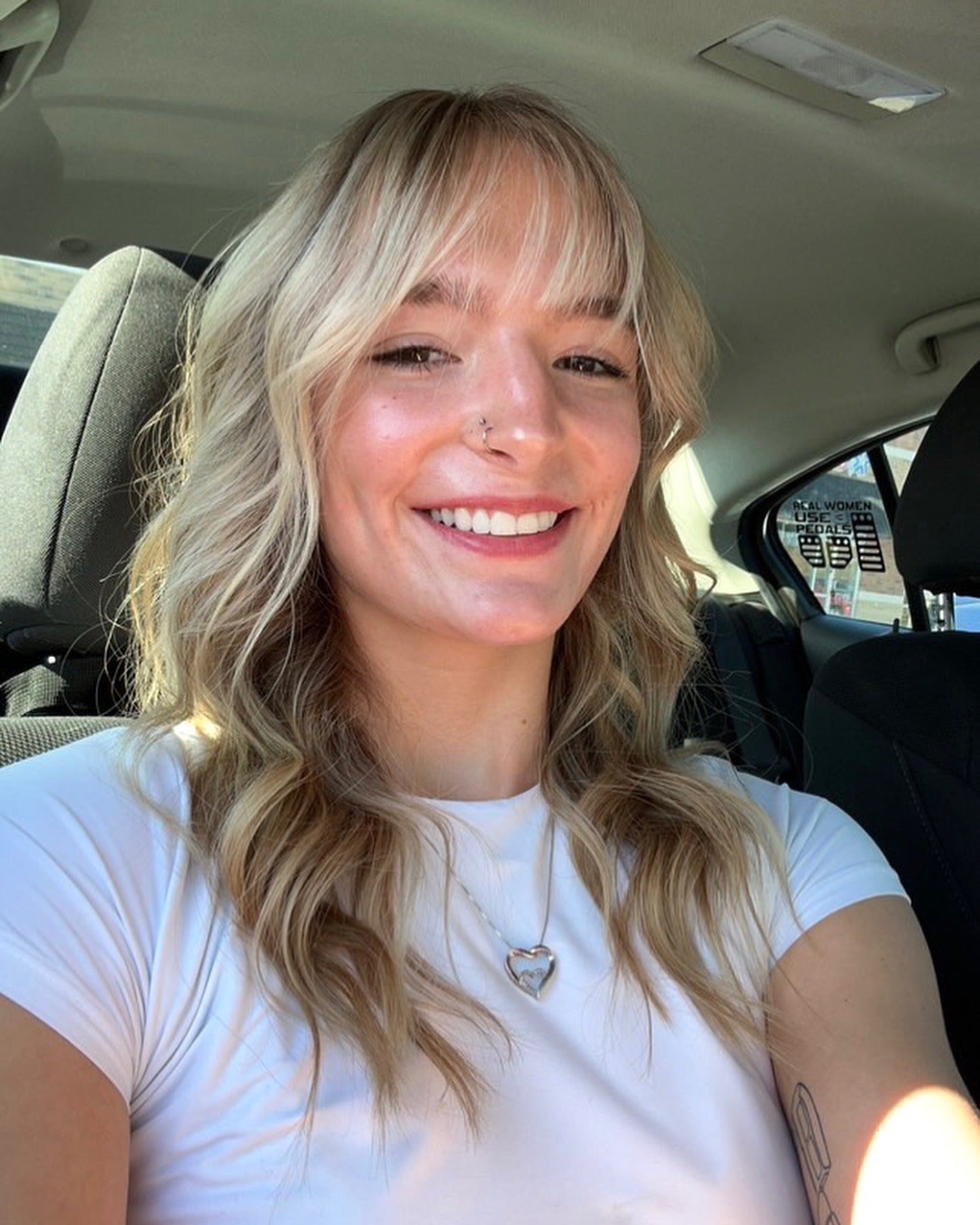 4. Sandblonde Wellen mit leichtem, zartem Pony (Wispy Bangs-Frisuren)