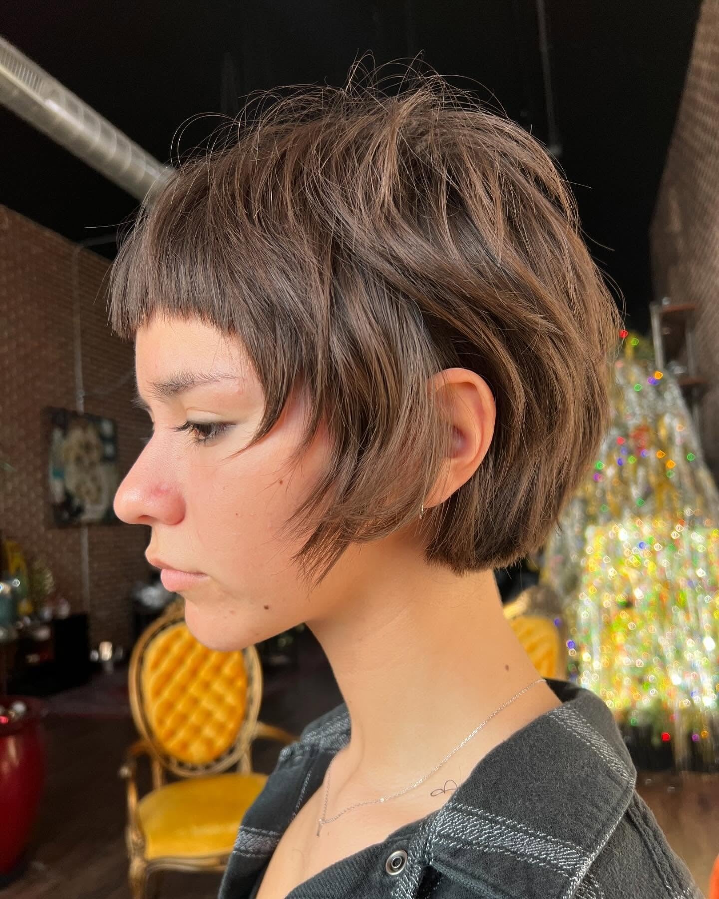 4. Zerbrochener Rand mit sich verjüngter Rücken (Shaggy Pixie Haircut)