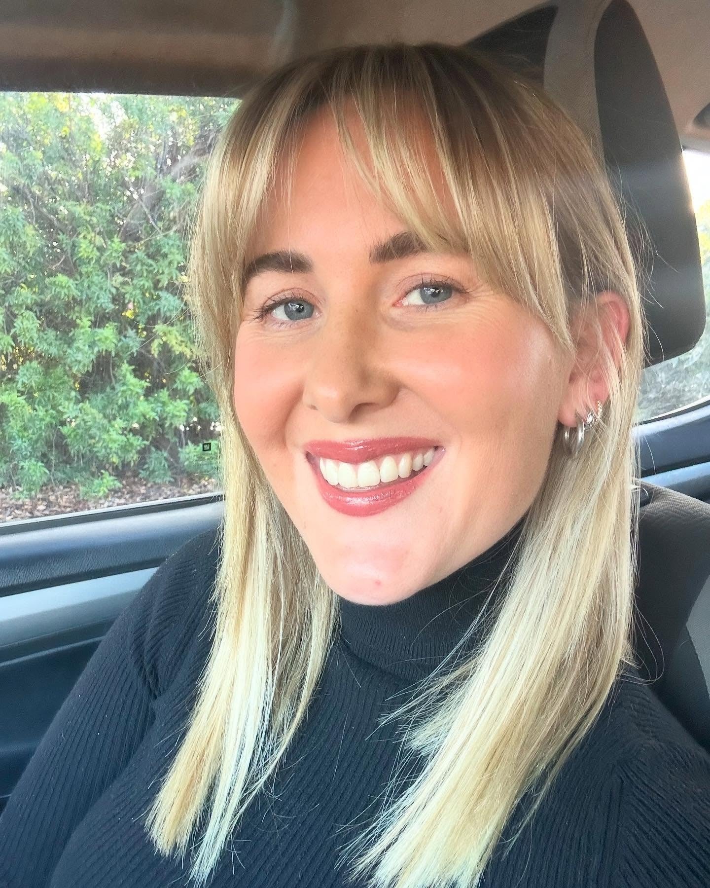 4. Schulterlanges Blond mit Curtain Bangs (Gerade Frisuren mit Pony)