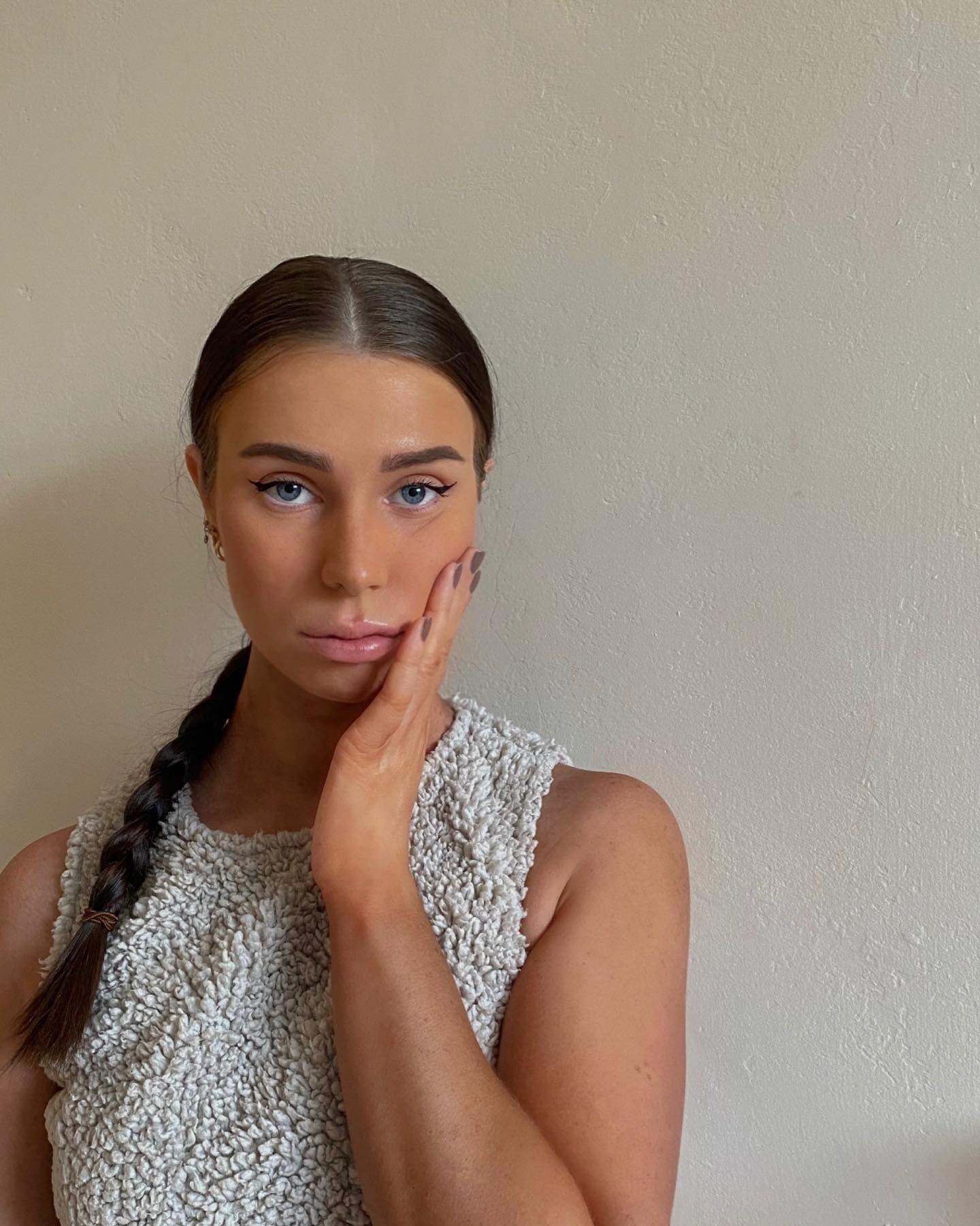 4. Schlanker geflochtener Pferdeschwanz mit Espressomarken (Slick -Rücken -Frisuren)