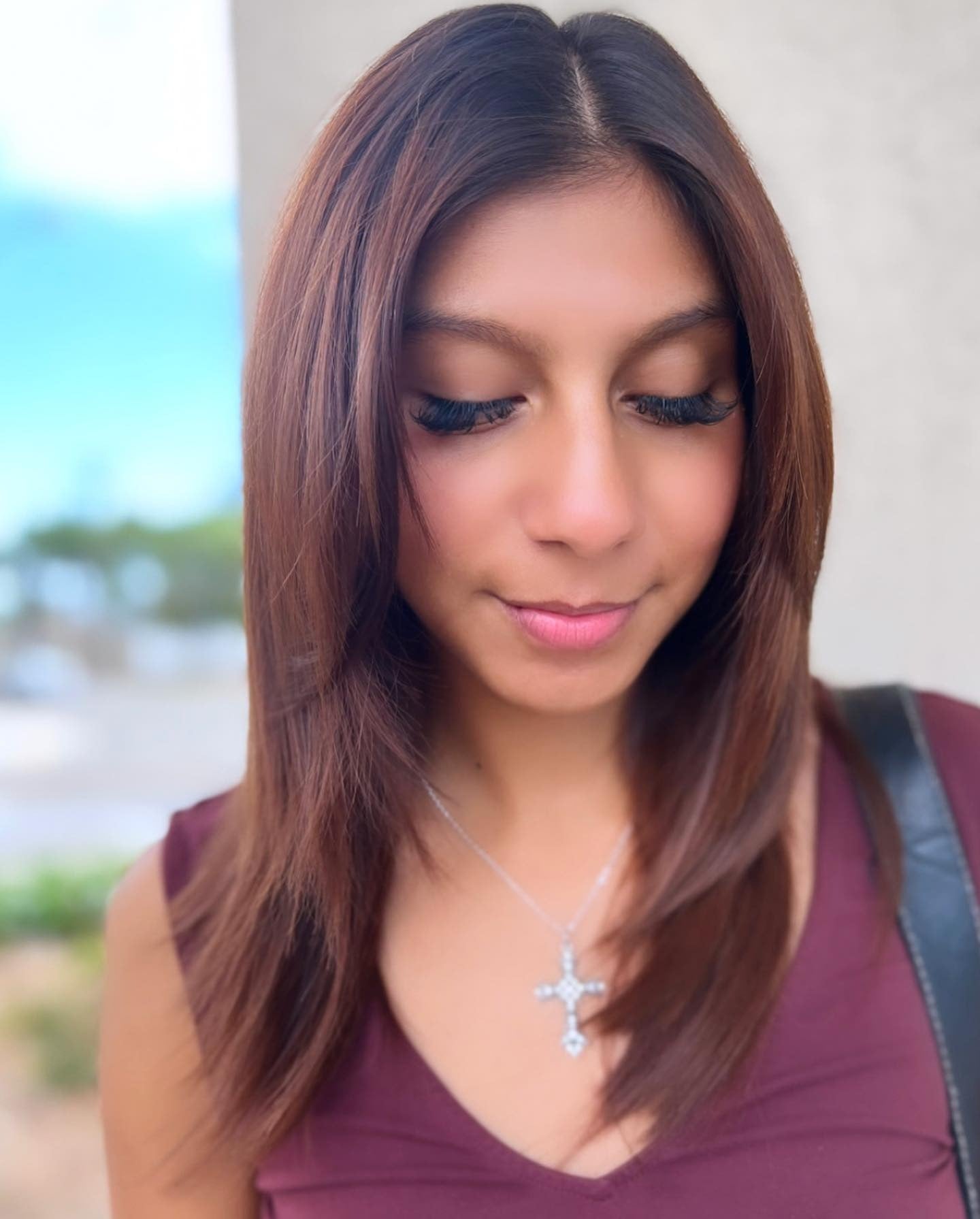 4. Schlankes, geschichtter Schokoladenbraun mit subtiler Form (mittelgroße Frisuren)