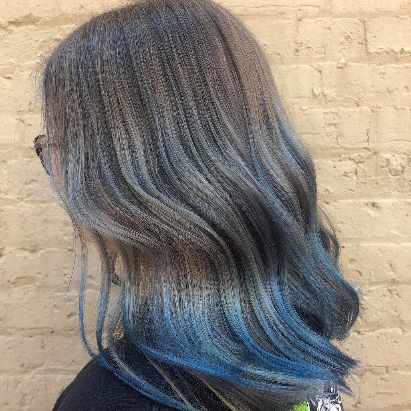 4. Smoky Denim Blend (Rauchblaue Haarfarbe)