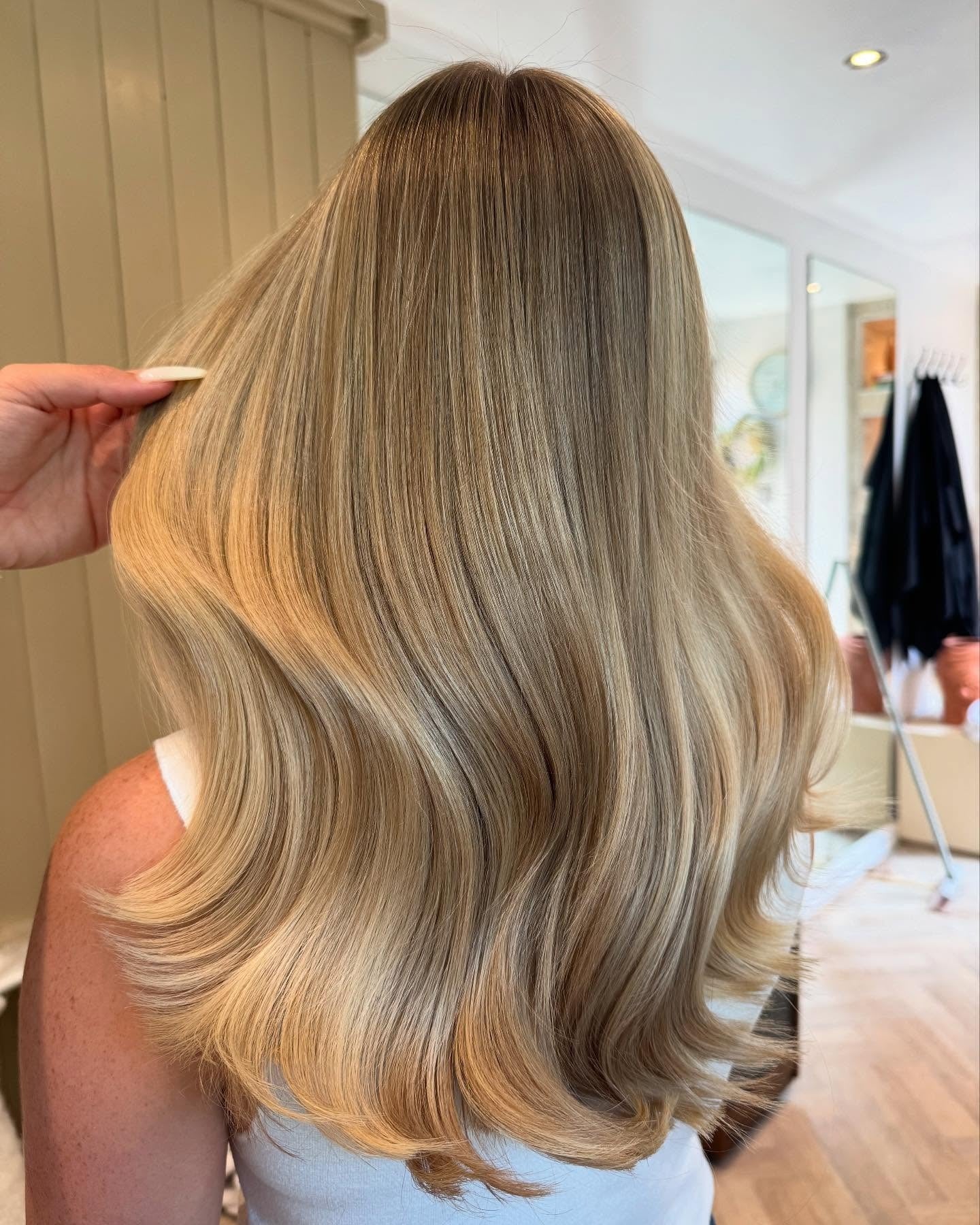 4. Glattes Blowout mit goldenen Honigtönen (Honigblonde Haare mit Highlights)