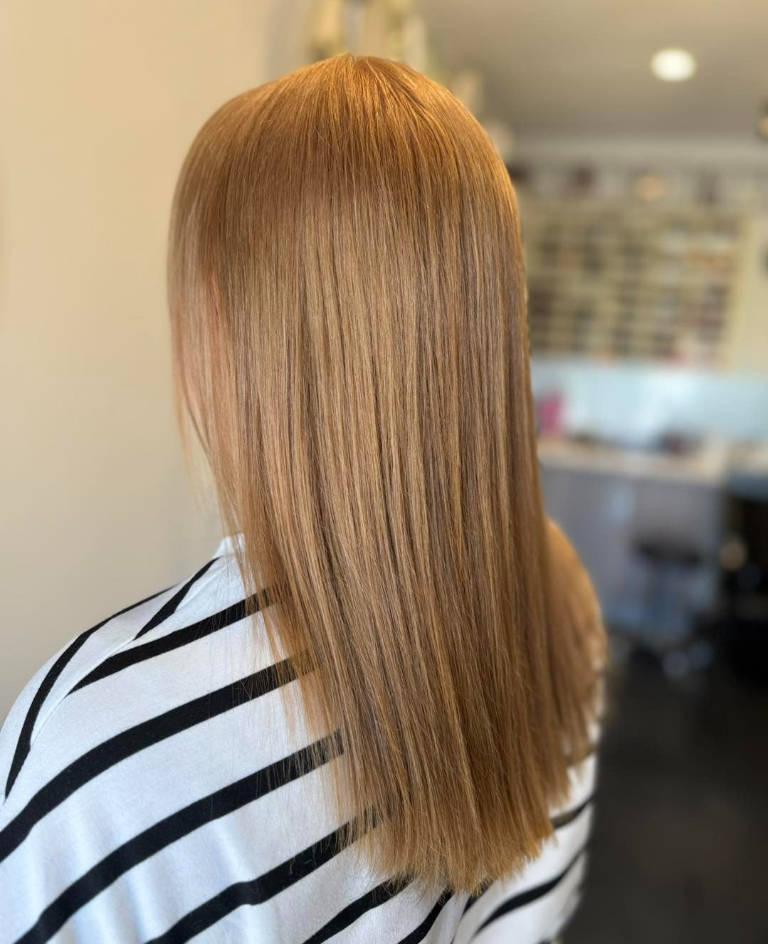 4. Glattes Karamellgold gerade geschnitten (golden blonde Haarfarbe)