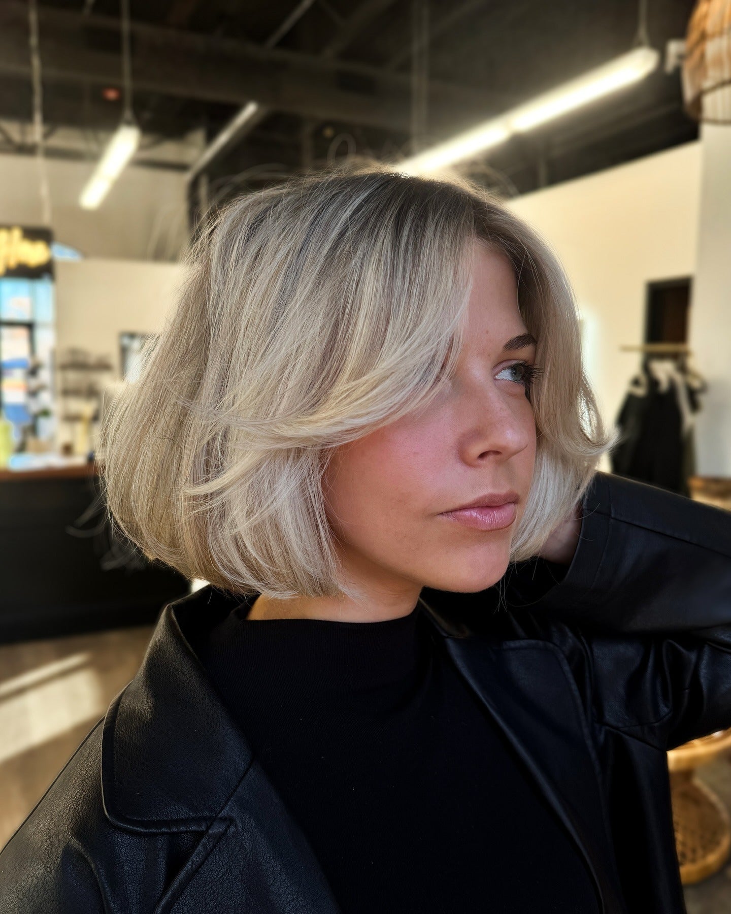 4. Glattes Platinbob mit Vorhangschichten (Kinnlänge Bob)