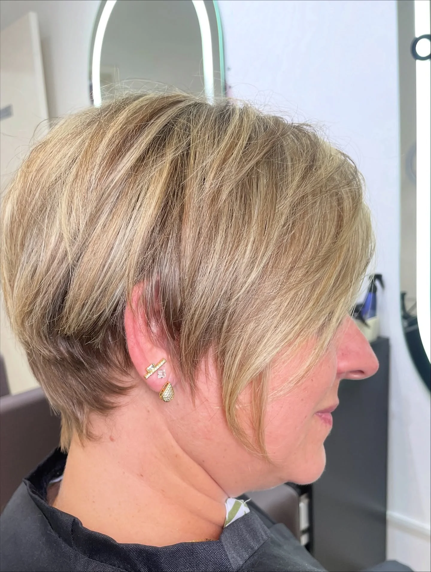 4. Weicher, beige-blonder, schmal zulaufender Pixie (lange Pixie-Schnitte)