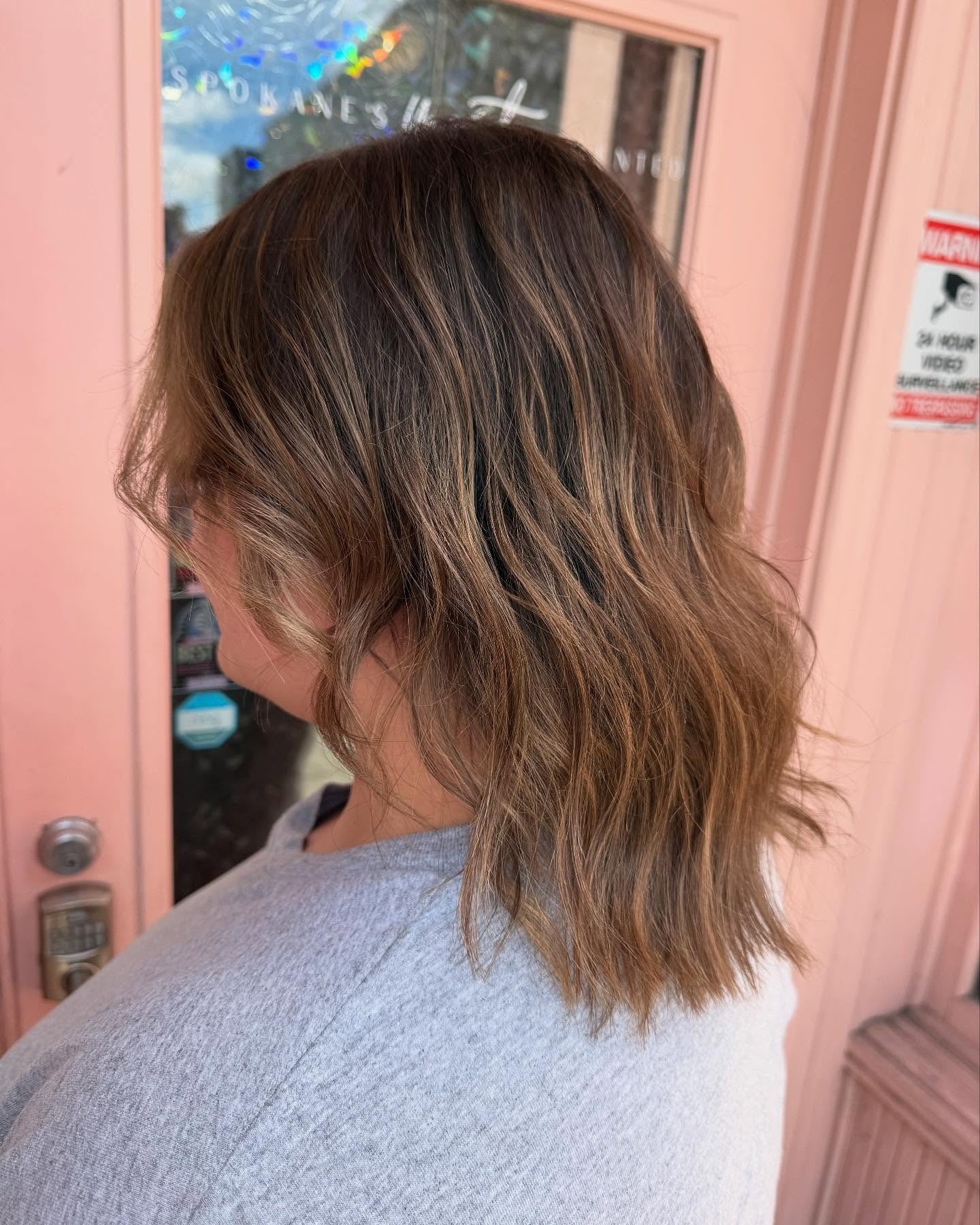 4. Weiche Bronde mit mittlerer Länge (blonde braune Haarfarbe)