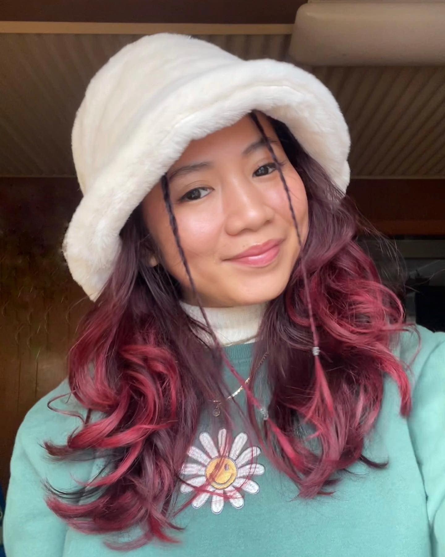 4. Weiche Locken mit Weinbalayage und vorderen Ranken (Winterfrisuren)