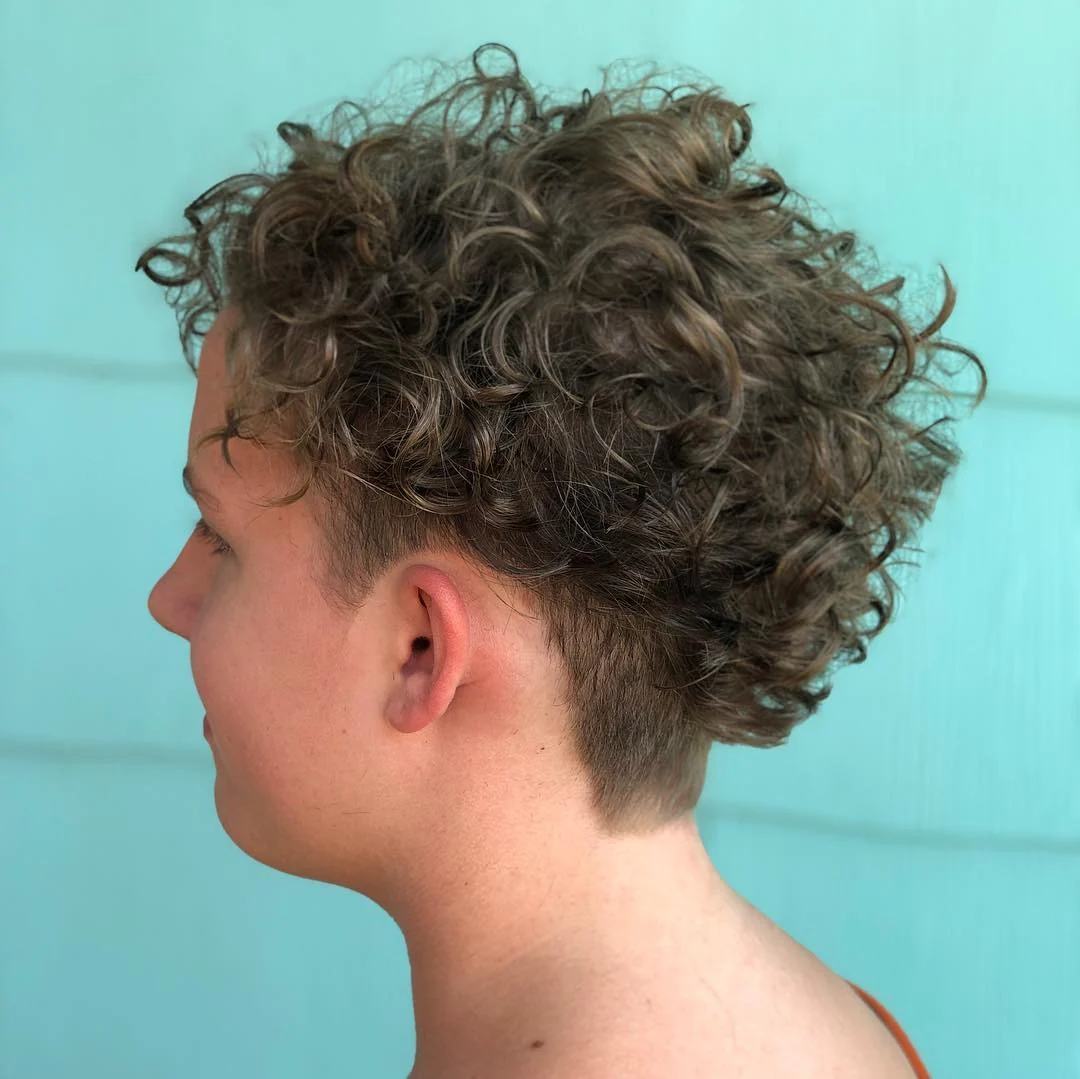 4. Weicher, lockiger Pixie mit natürlicher brauner Textur (Curly Pixie Cut)