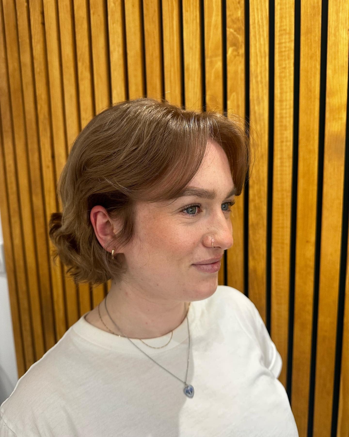 4. Weicher zotteliger Bob mit Vorhang Pony in warmer Kastanie (kurze Frisuren)