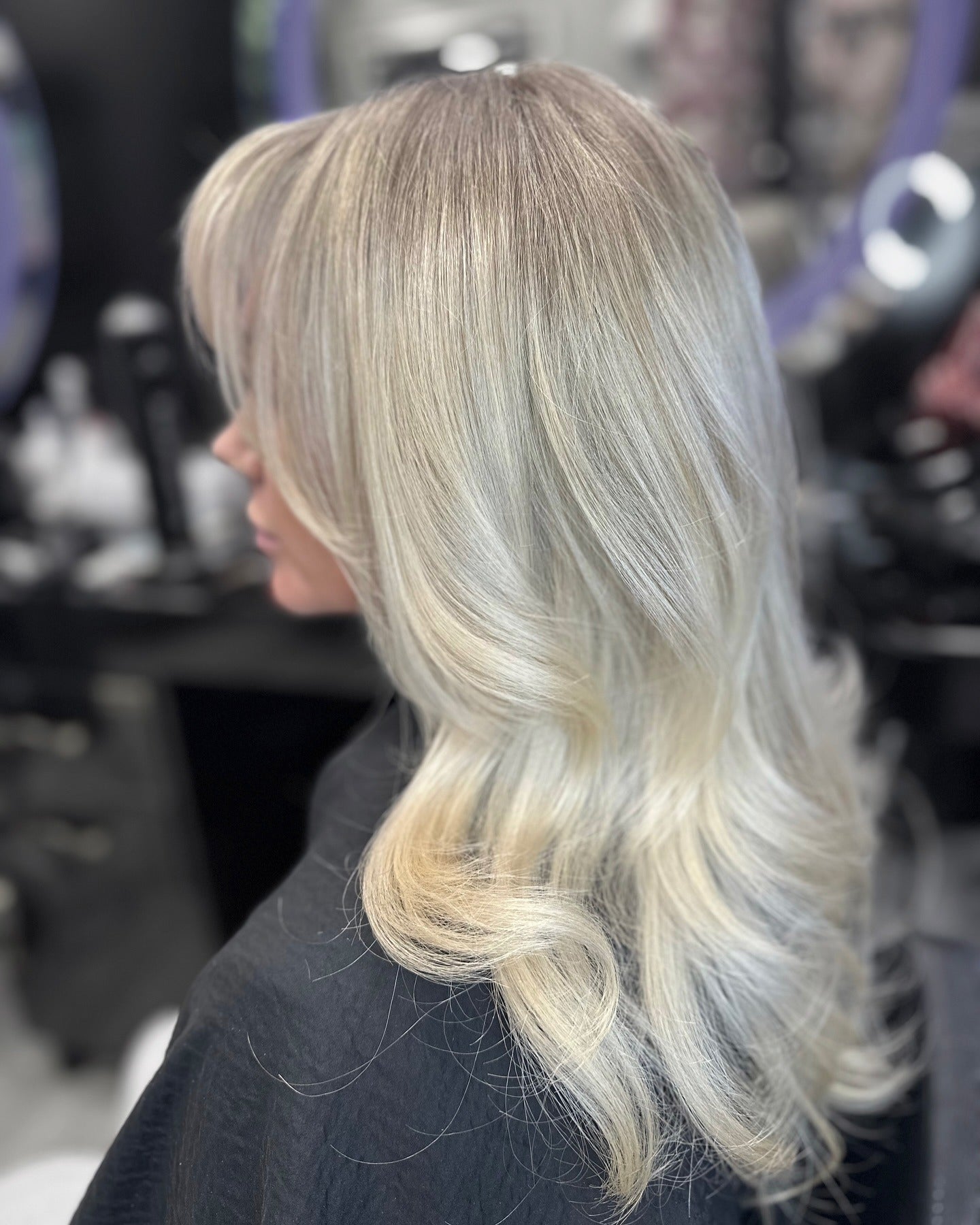 4. Weiche silberne Blondine mit Gesichtsschichten (eisige blonde Haarfarbe)