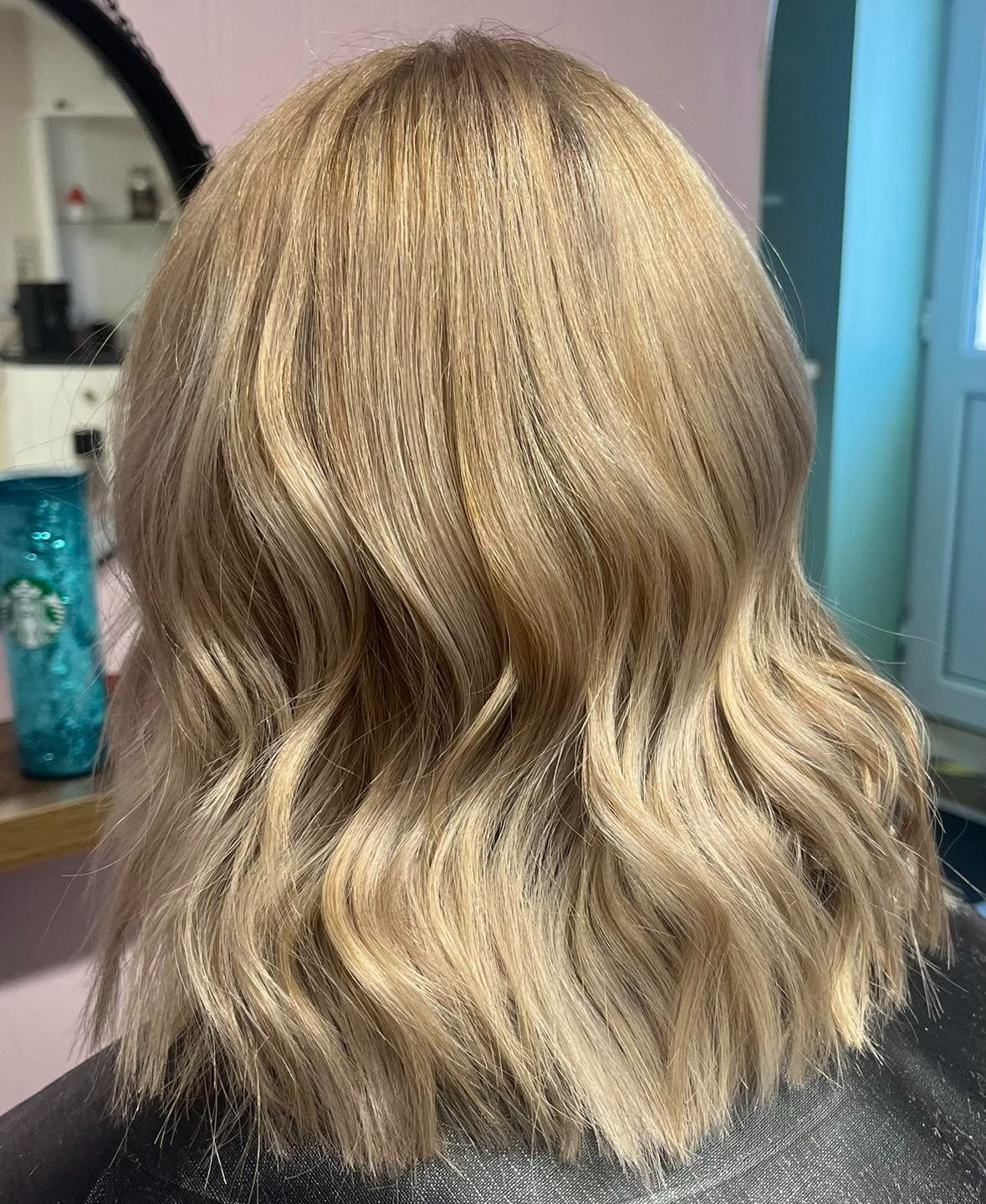 4. Weichwellige Bob mit butterigen Honig -Highlights (honigblonde Haarfarbe)