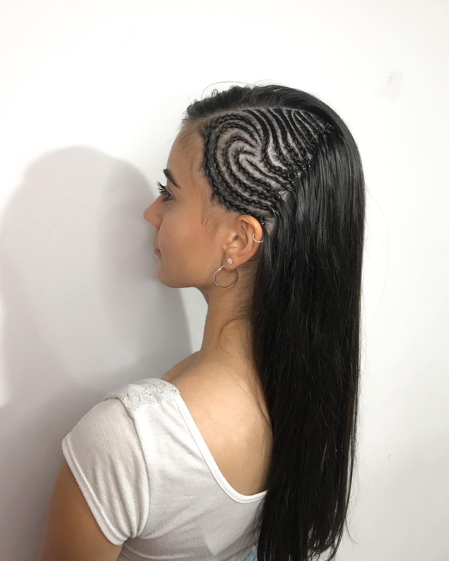 4. Spiral Cornrow Side Design (Cornrow Frisuren)