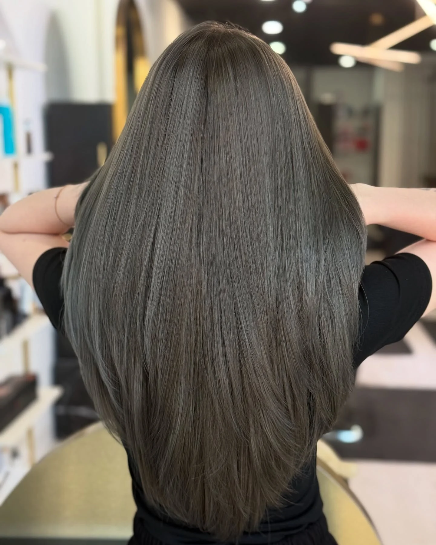 4. Steel Ash Brown Sleek Finish (kühle aschbraune Haarfarbe)