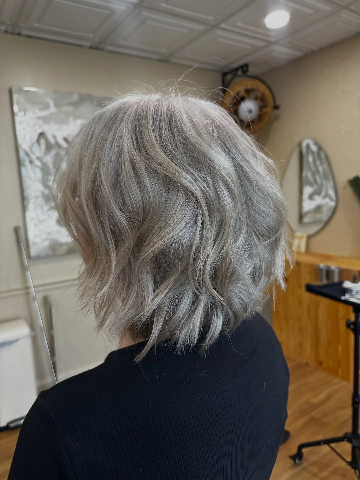 4. Steel Silver Textured Bob mit natürlichen Wellen (Silberne Haarfarbe)