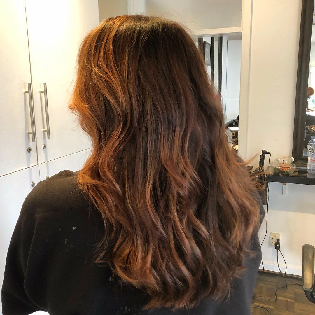 4. Subtile Auburn -Mischung mit natürlichen Fluss (rotbraunes Haar mit Highlights)