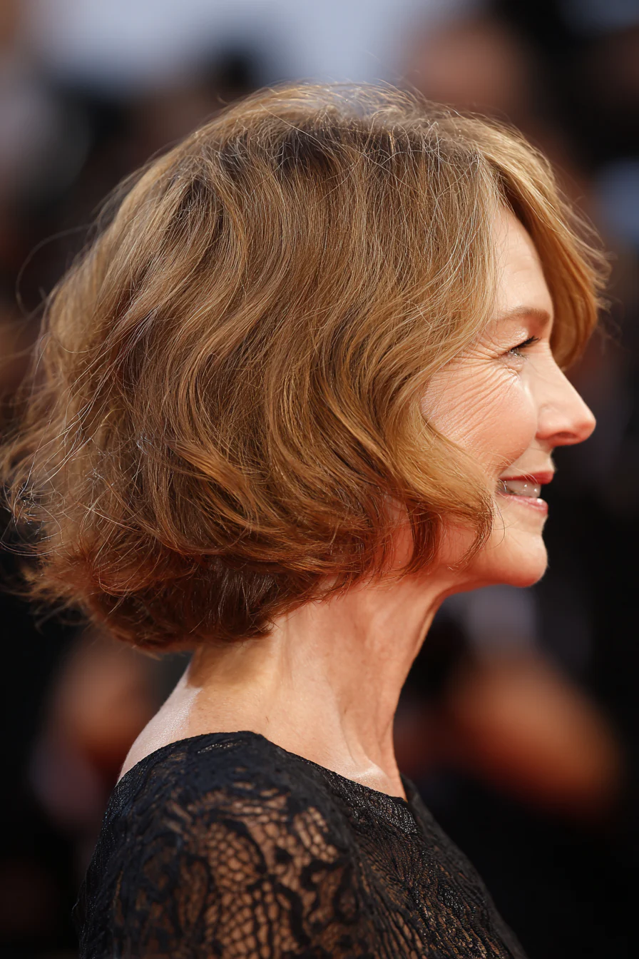 4. Dezenter gewellter Bob in sanftem Hellbraun (Bob-Frisuren für ältere Frauen) – Bob-Frisuren für ältere Frauen