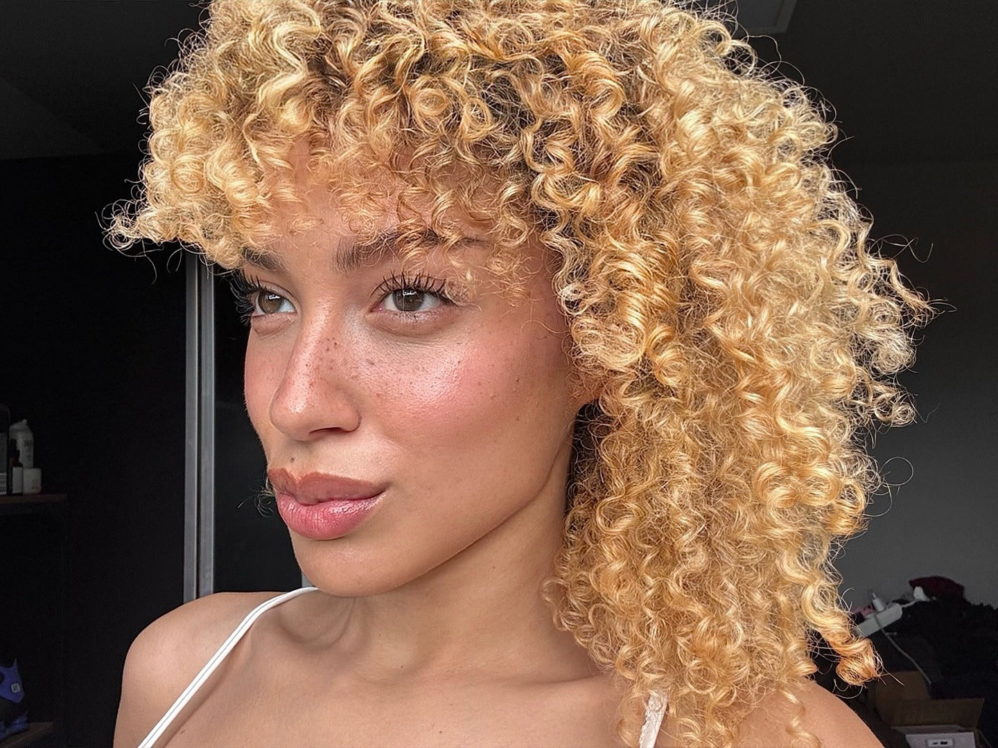 4. Sonnenverwöhnte blonde Spiralschichten mit formenden Fransen (lockiges, flauschiges Haar)