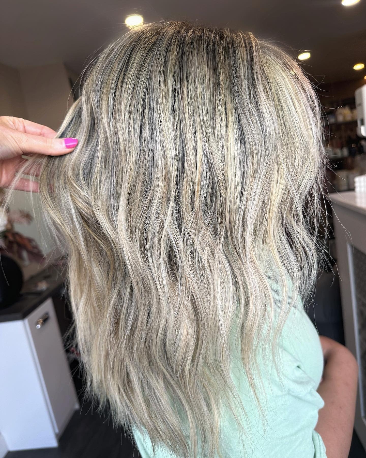 4. Strukturierte Ascheblonde mittelgroße Schichten (aschblonde Haarfarbe)