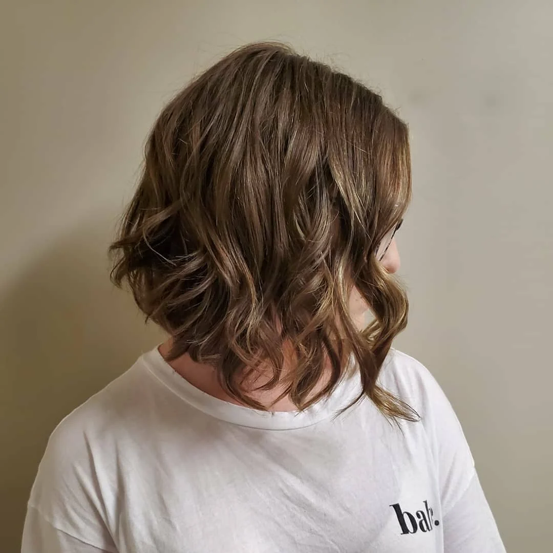 4. Strukturierter kastanienbrauner umgekehrter Bob mit lockeren Wellen (invertierte Bob-Frisuren)