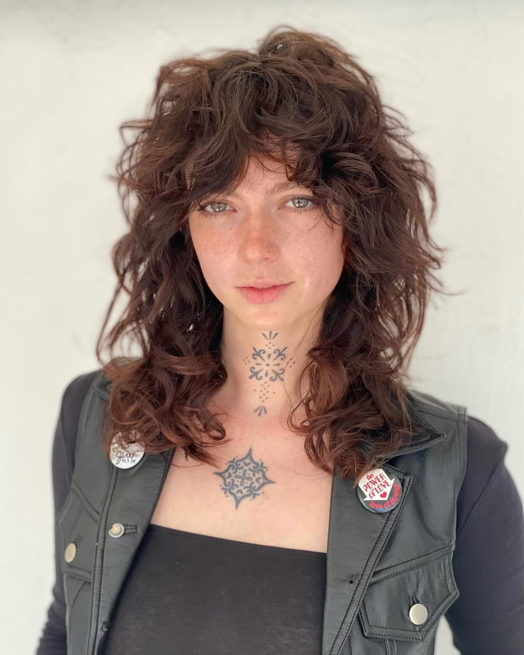 4. Strukturierte Kastanienschütteltier mit voluminösen Locken (mittelschichtter Shag)