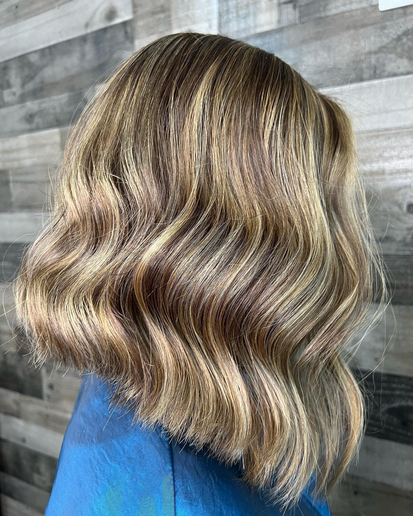 4. Strukturierter mittlerer Bob mit warmem Honigblond (mittlere Bob-Frisuren)