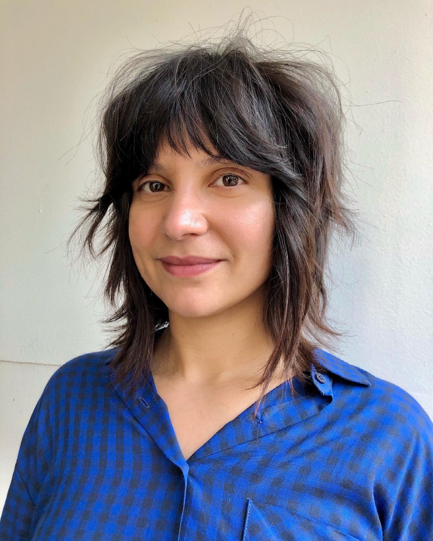 4. Textured Shag geschnitten mit Wispy Pony in Espressobraun (Shaggy Bob Frisuren)