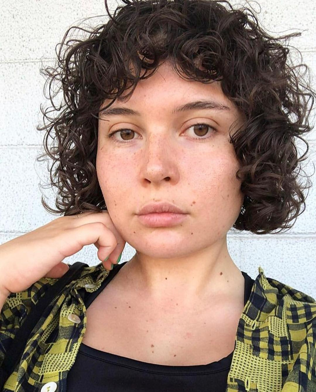 4. Enge, zusammengerollte Bob mit Mikro -Pony (lockige Bob -Frisuren)