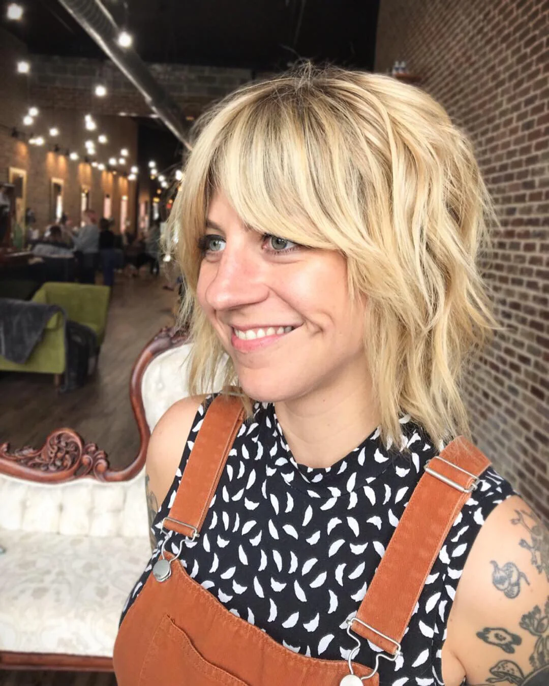 4. Zerzauster blonder Bob mit Fransen (kurze Stufenhaarschnitte mit Pony)