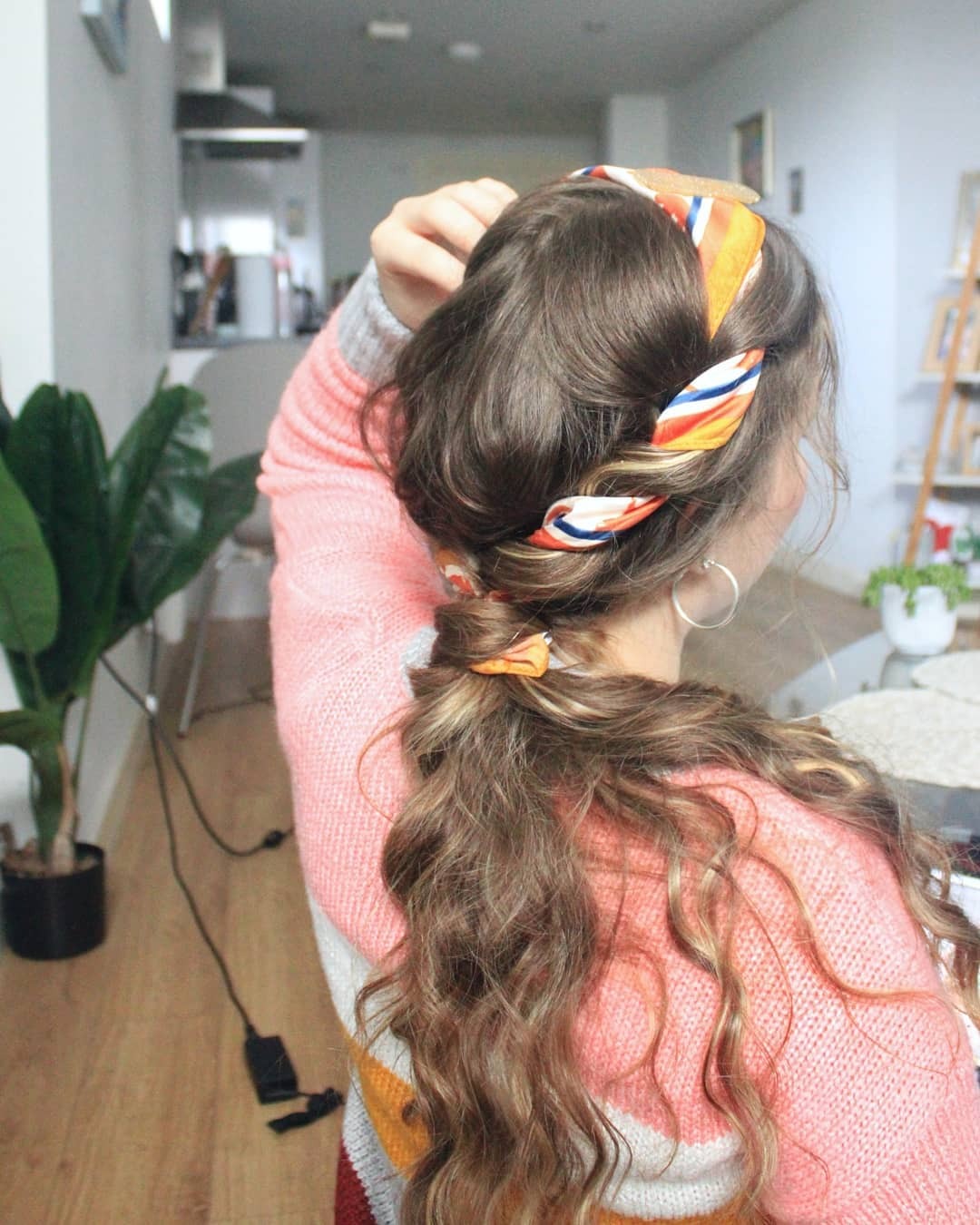 4. Twisted Half-up mit Herbstschalpack (Herbstfrisuren)