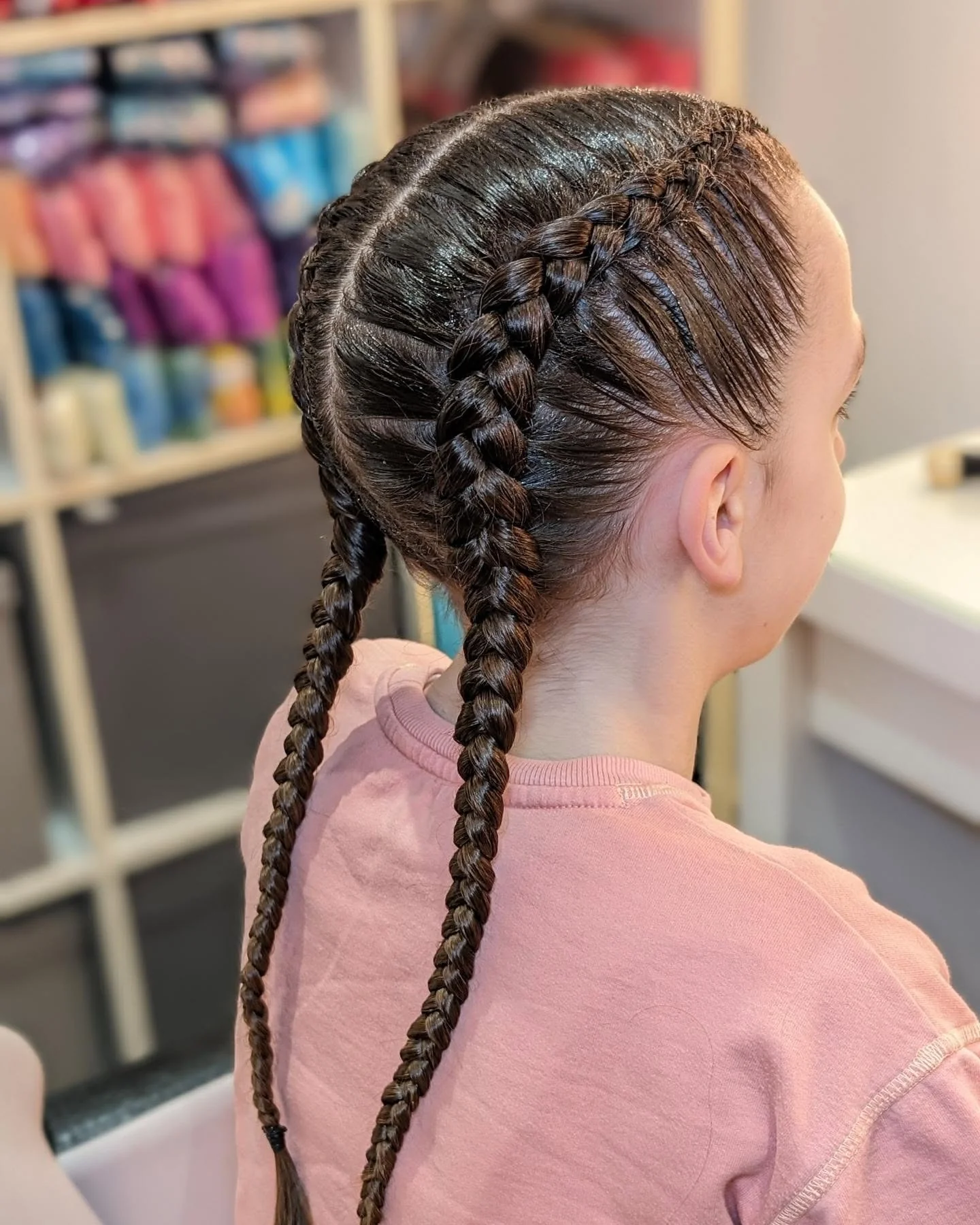 4. Ultra-definierte Dutch Braids auf dunklem Espresso-Haar (Double Dutch Braids)
