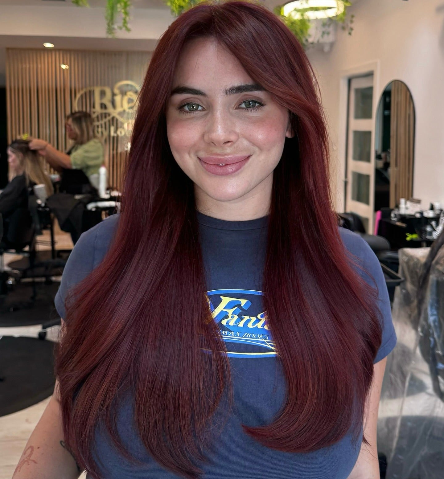 4. Ultra langer eleganter Schnitt mit Vorhangschichten in Cherry Cola (Cherry Cola Haarfarbe)