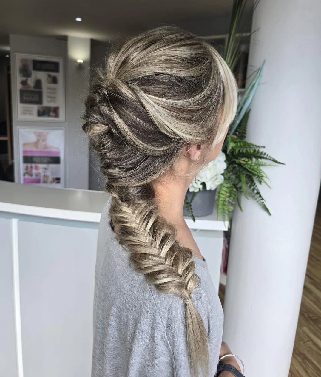 4. Voluminöser Fischschwanzzopf auf aschblonden Highlights (Fischschwanzzopffrisuren)