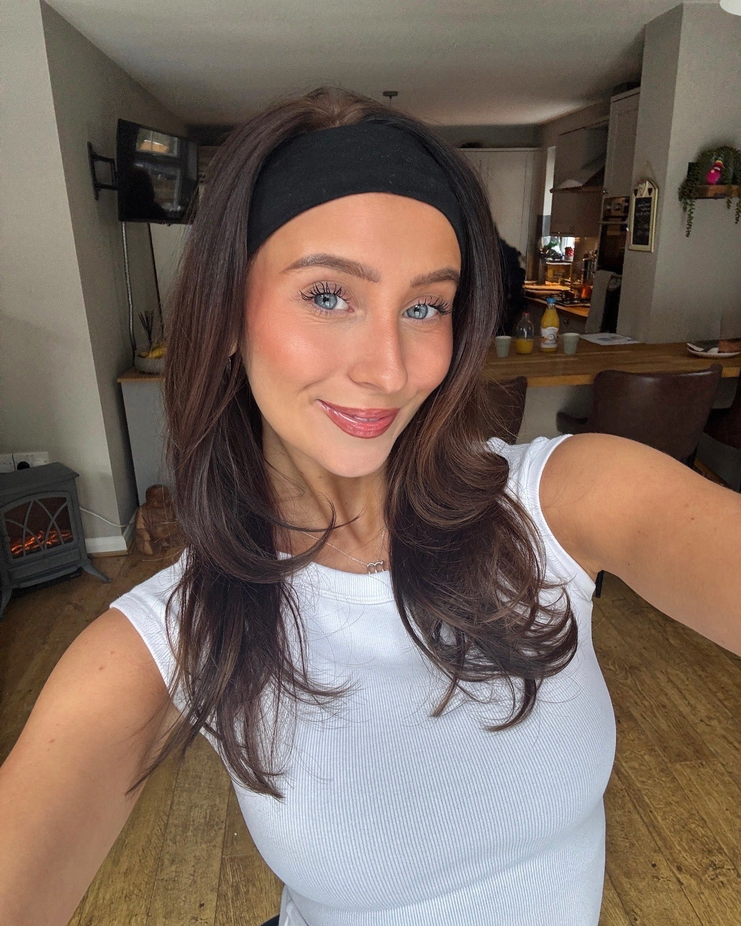 4. Voluminöse Schichten mit schwarzem Stoffstirnband (Stirnbandfrisuren)