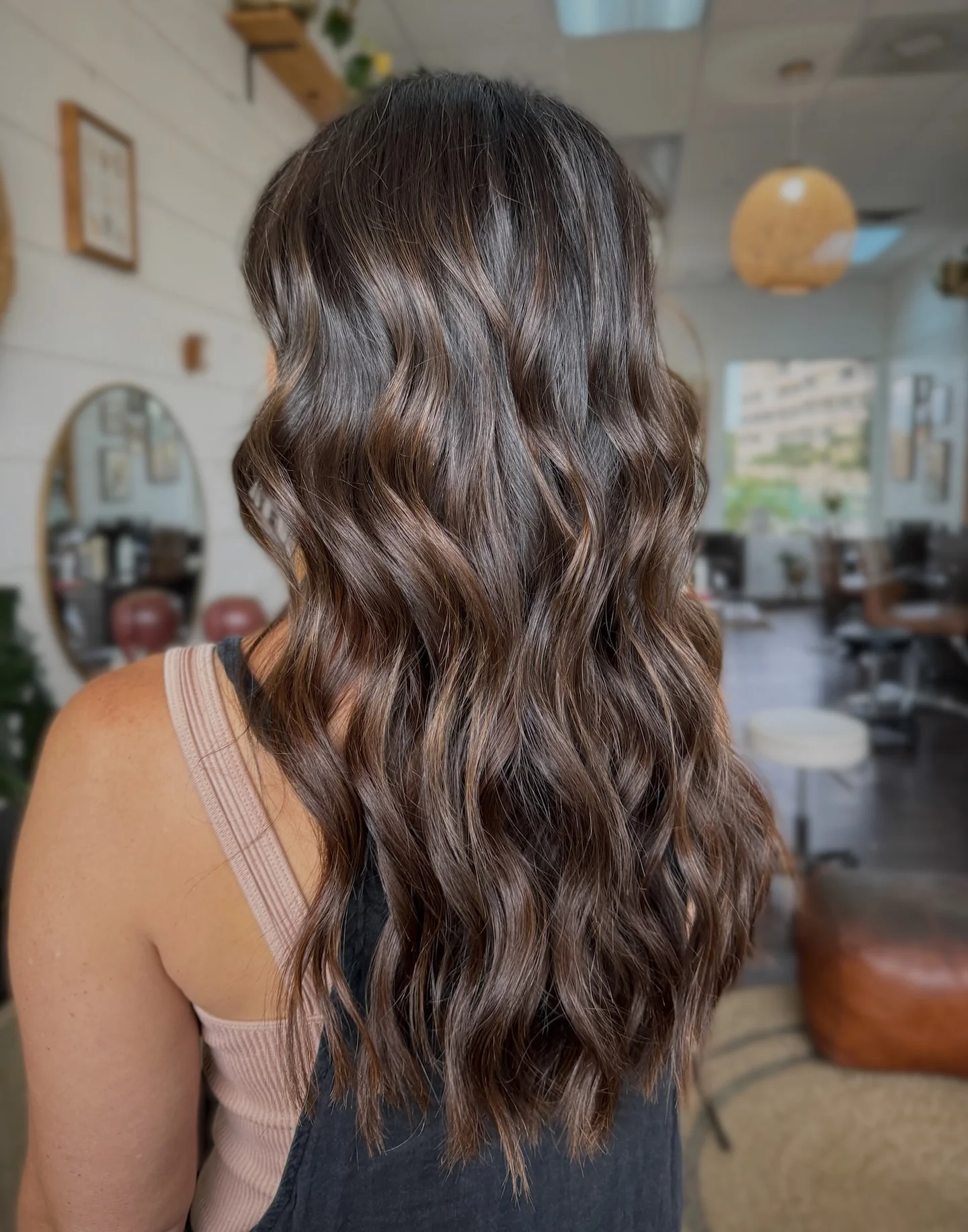 4. Walnussbraune Wellen mit luftiger Helligkeit (dunkelbraunes Haar mit Highlights)