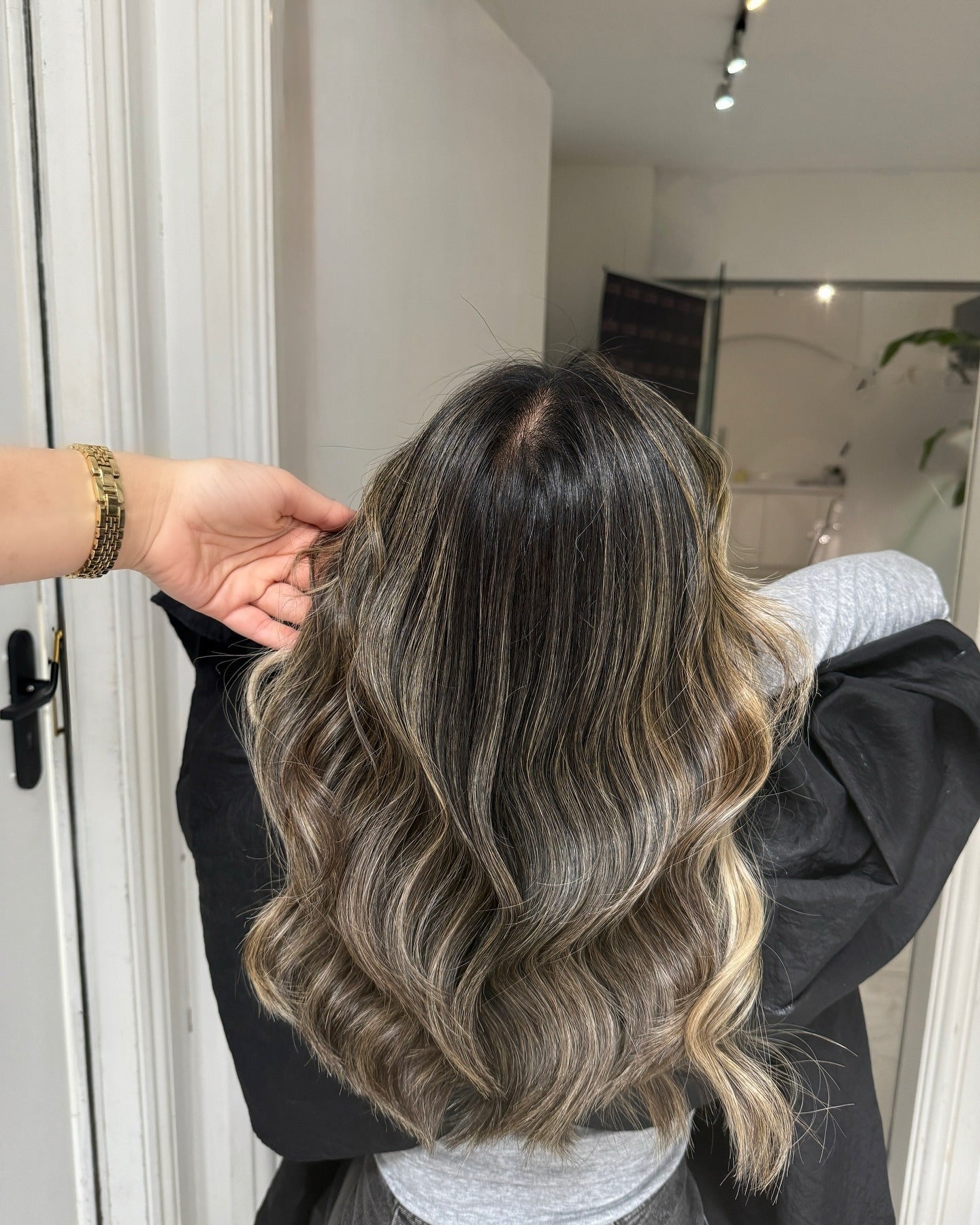 4. Warmes Eschenbalayage mit Honigakzenten (Ascheblonde Balayage)